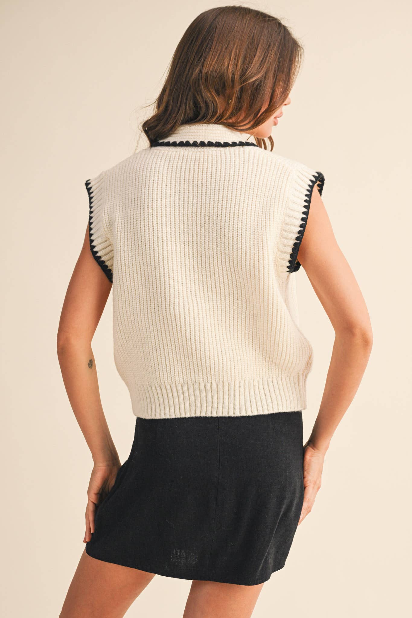 TIE NECK SWEATER VEST WITH CONTRAST BLANKET STITCH MSW11059