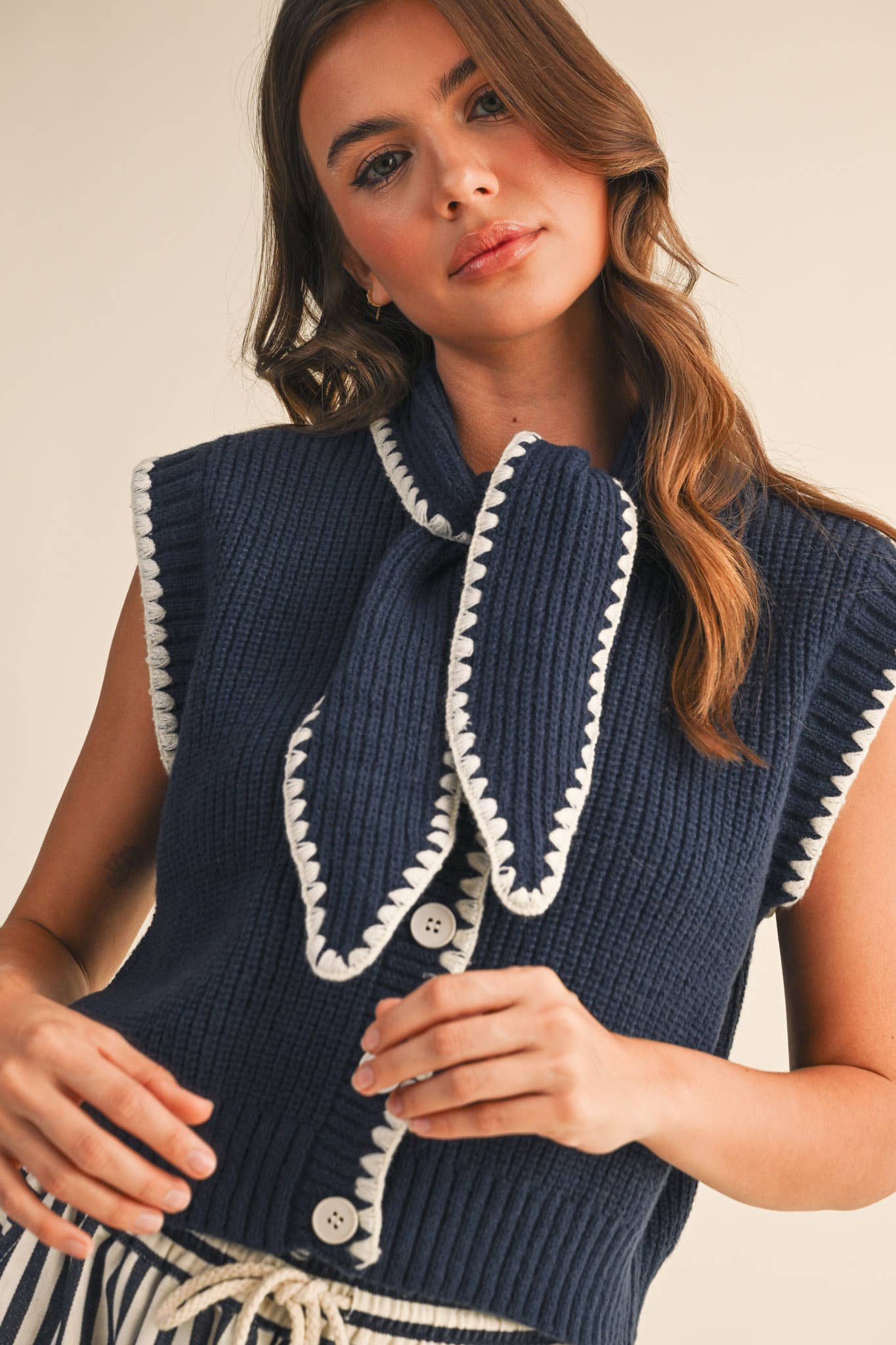 TIE NECK SWEATER VEST WITH CONTRAST BLANKET STITCH MSW11059