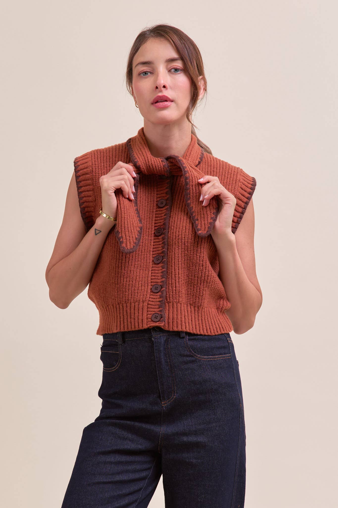 TIE NECK SWEATER VEST WITH CONTRAST BLANKET STITCH MSW11059