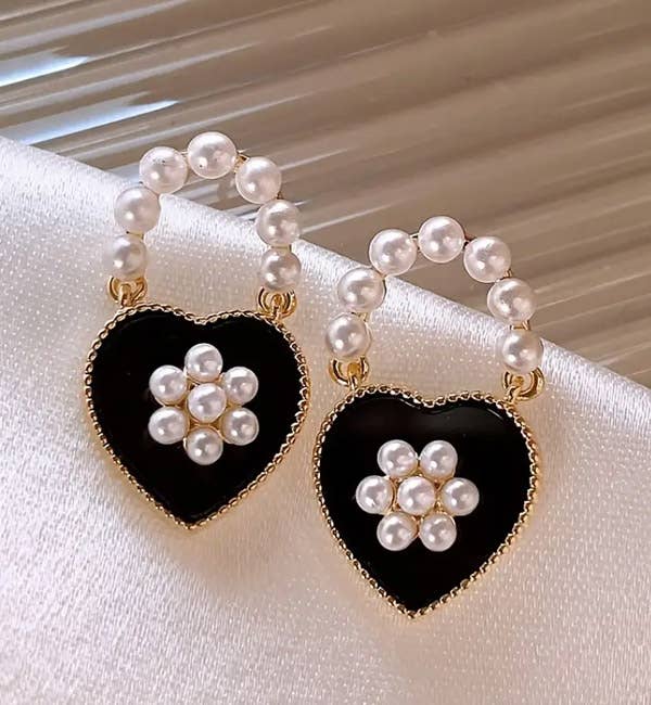 ( TX1267 )  Black Heart Earrings with Pearls and Flower